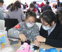 学生们各自挑选喜爱的项